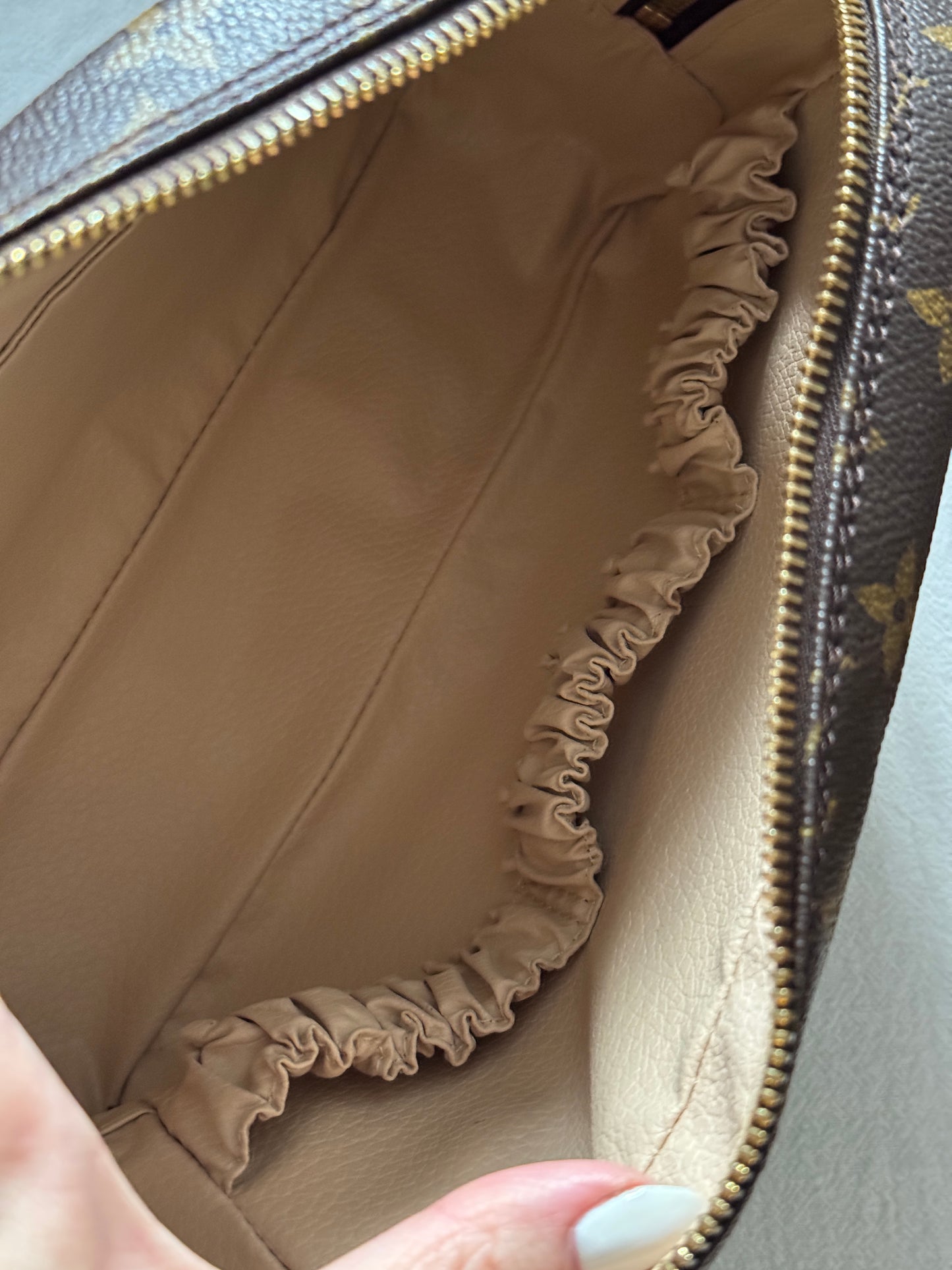 Vintage Louis Vuitton pouch, with add-on straps🧺