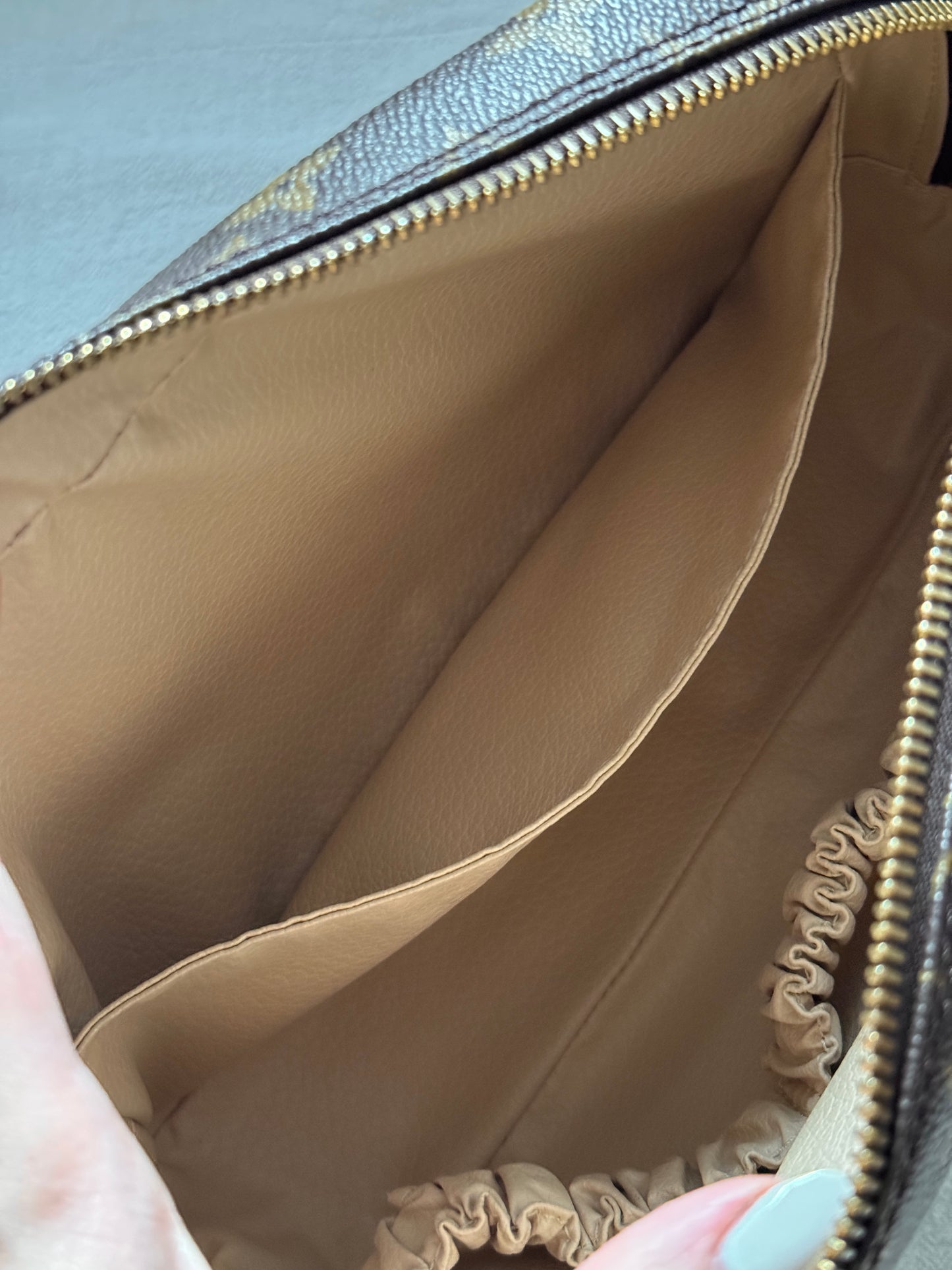 Vintage Louis Vuitton pouch, with add-on straps🧺