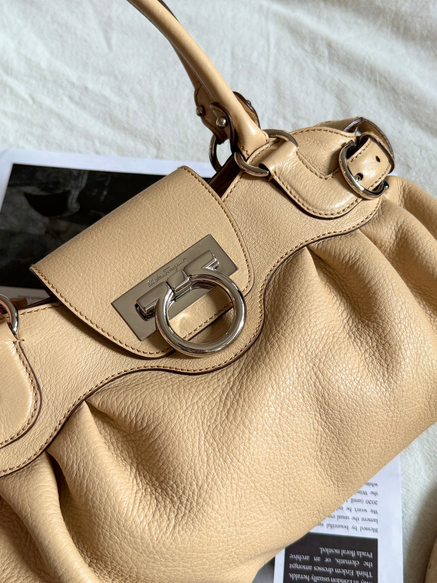 保存品!Vintage Ferragamo beige ufo bag🛸
