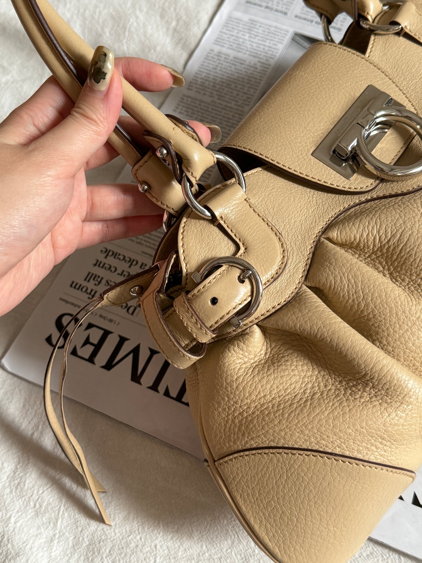 保存品!Vintage Ferragamo beige ufo bag🛸