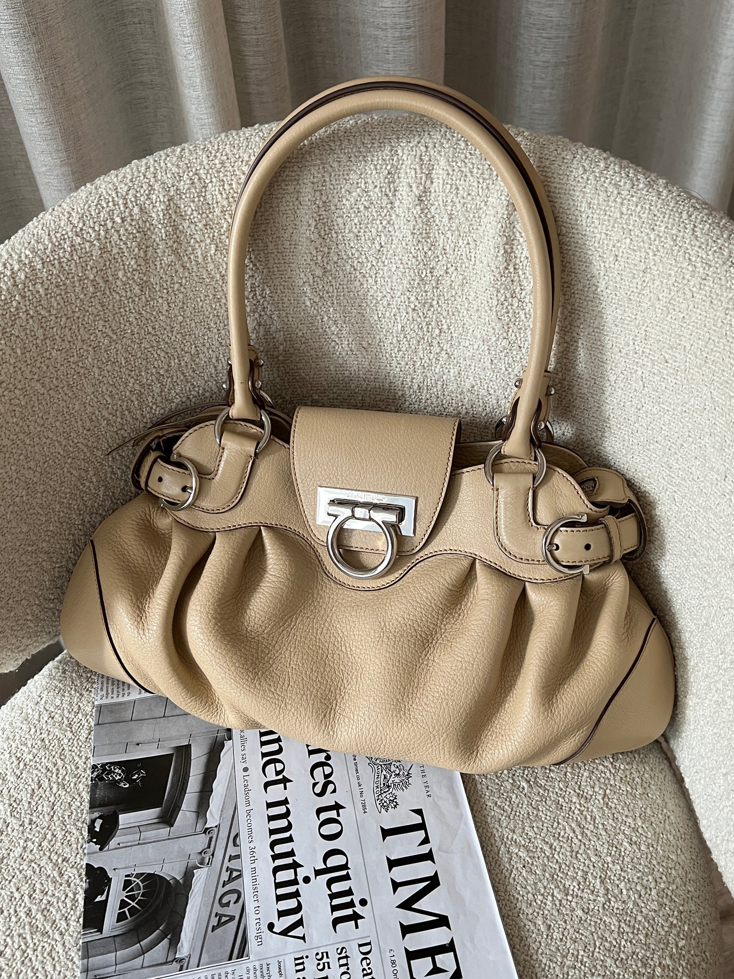 保存品!Vintage Ferragamo beige ufo bag🛸