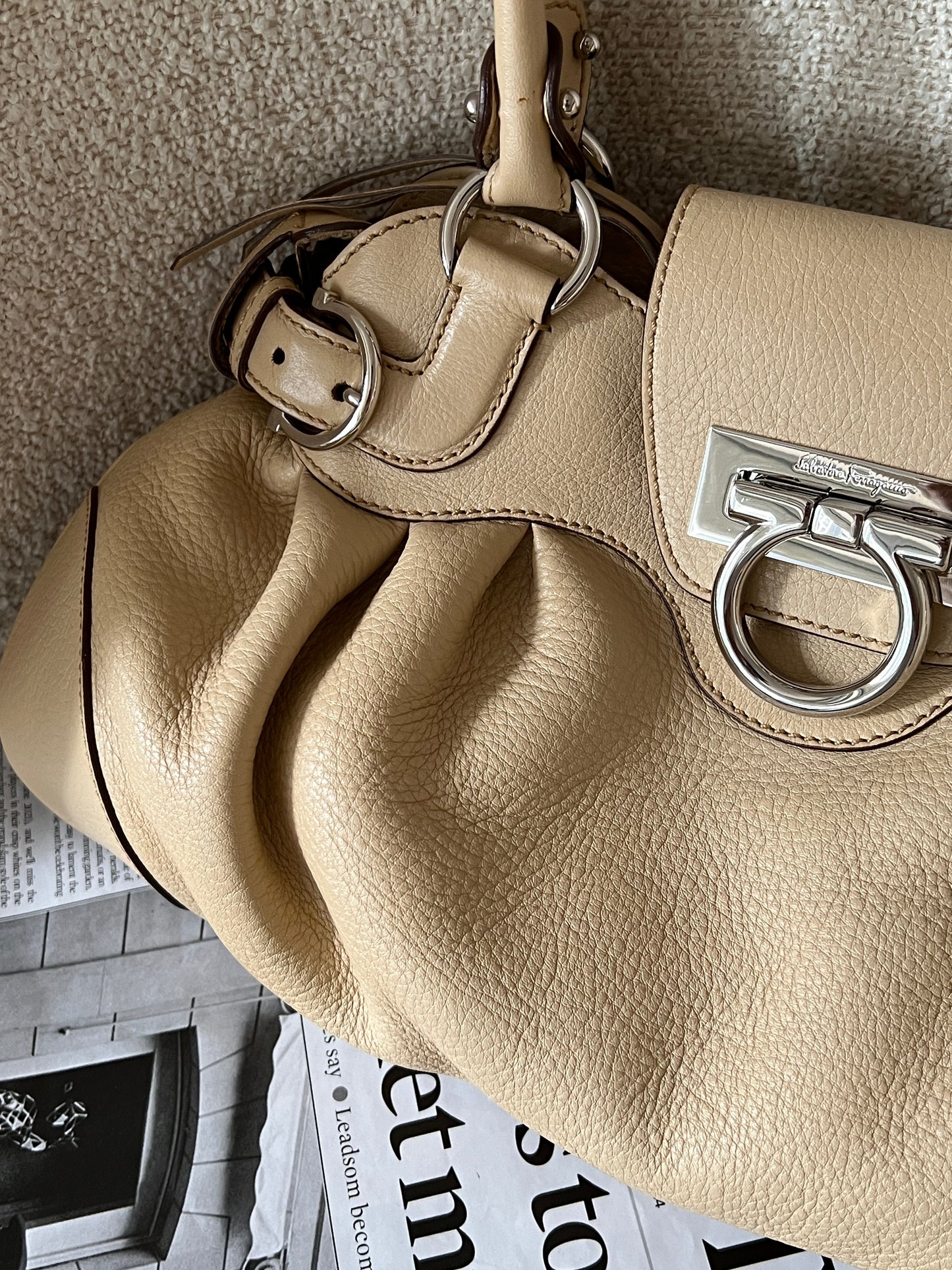 保存品!Vintage Ferragamo beige ufo bag🛸