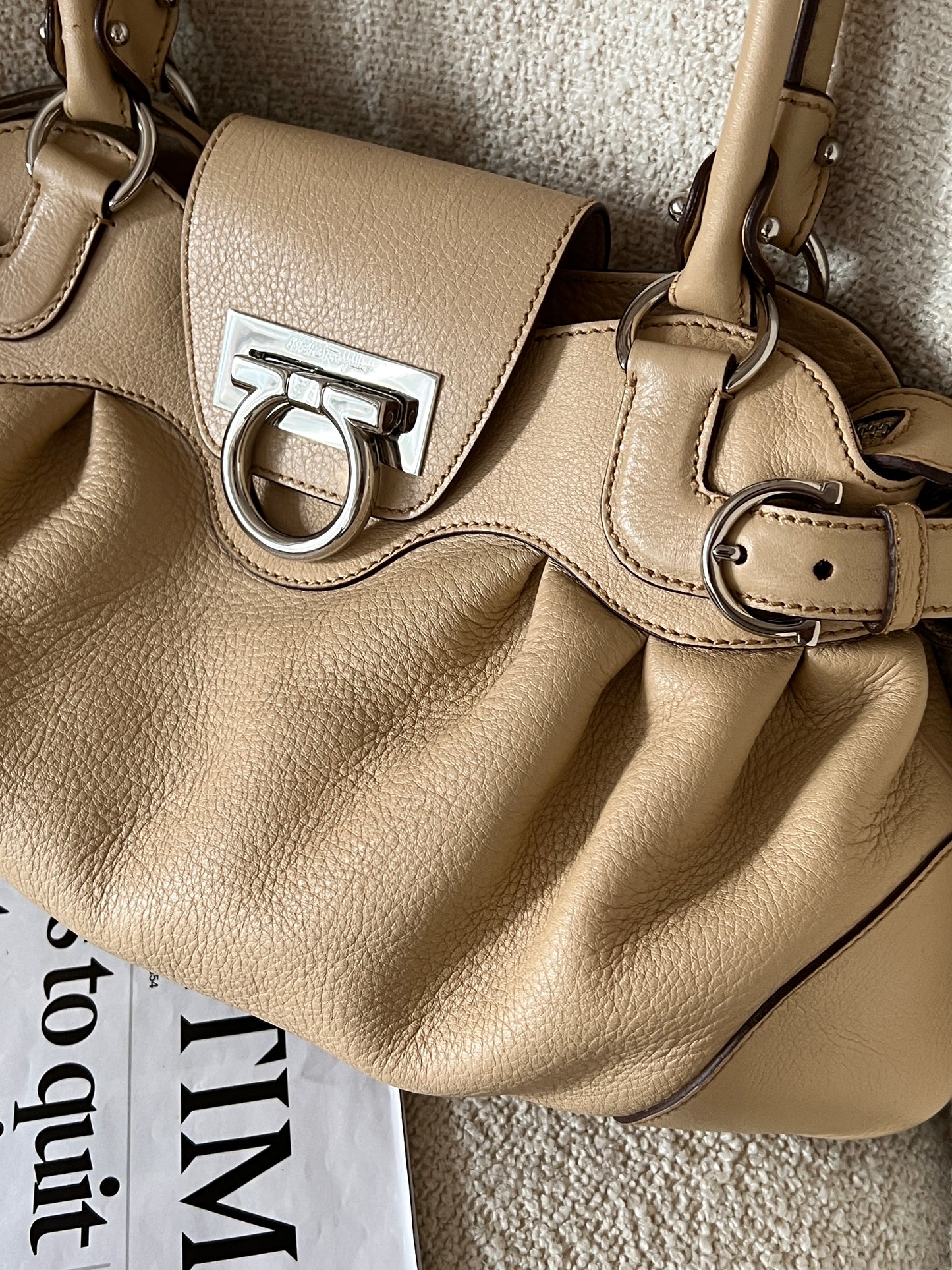 保存品!Vintage Ferragamo beige ufo bag🛸