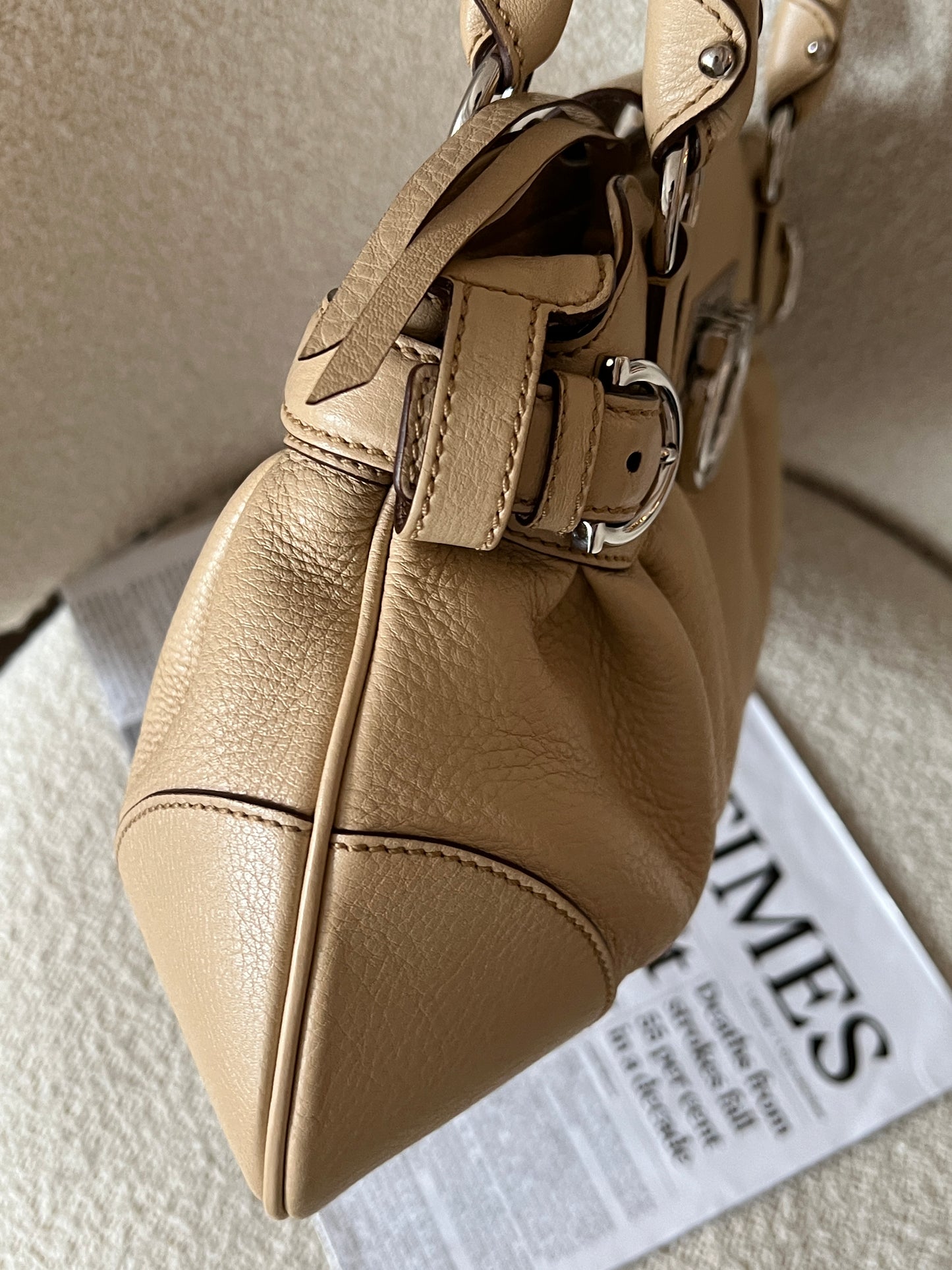 保存品!Vintage Ferragamo beige ufo bag🛸