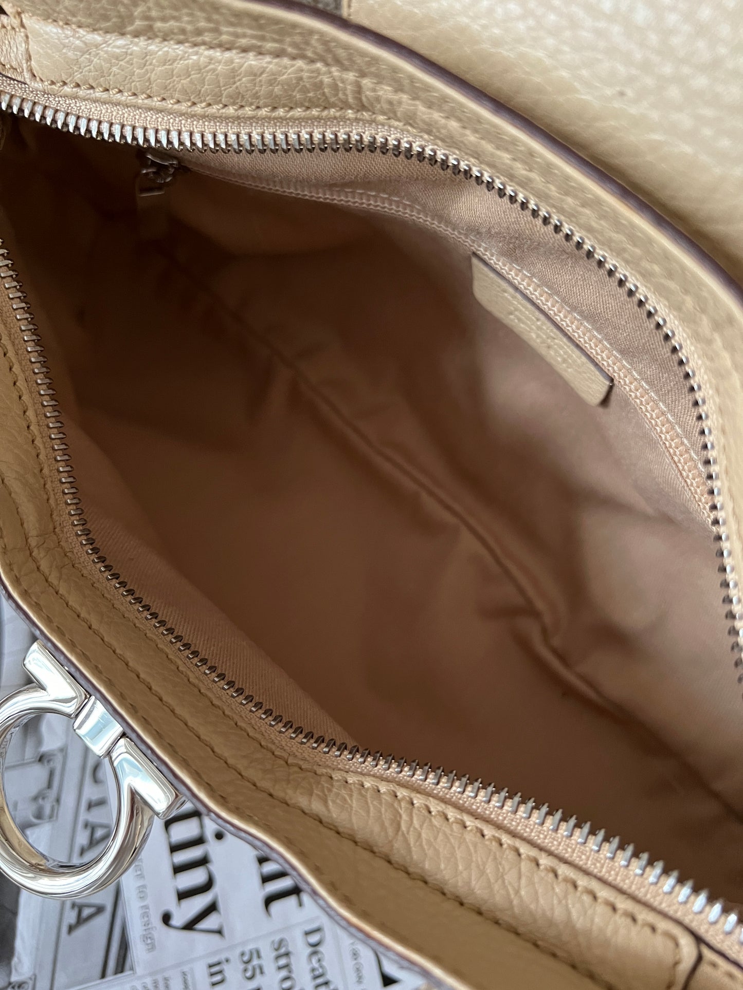 保存品!Vintage Ferragamo beige ufo bag🛸