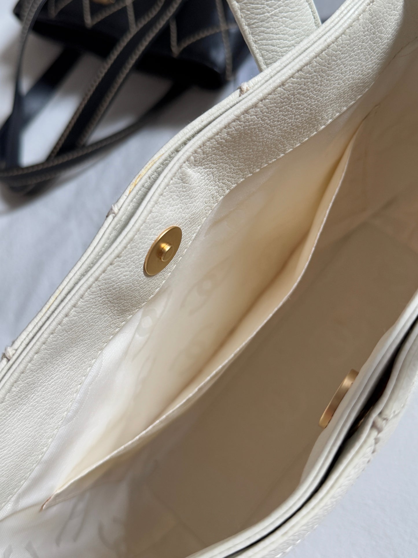 稀有好成色!Vintage Chanel white vivian tote🩶