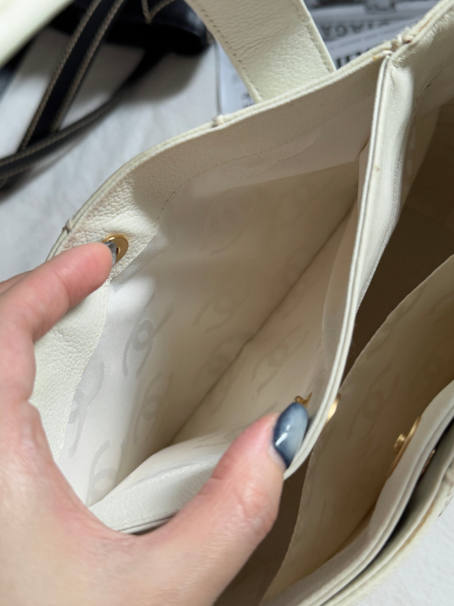 稀有好成色!Vintage Chanel white vivian tote🩶