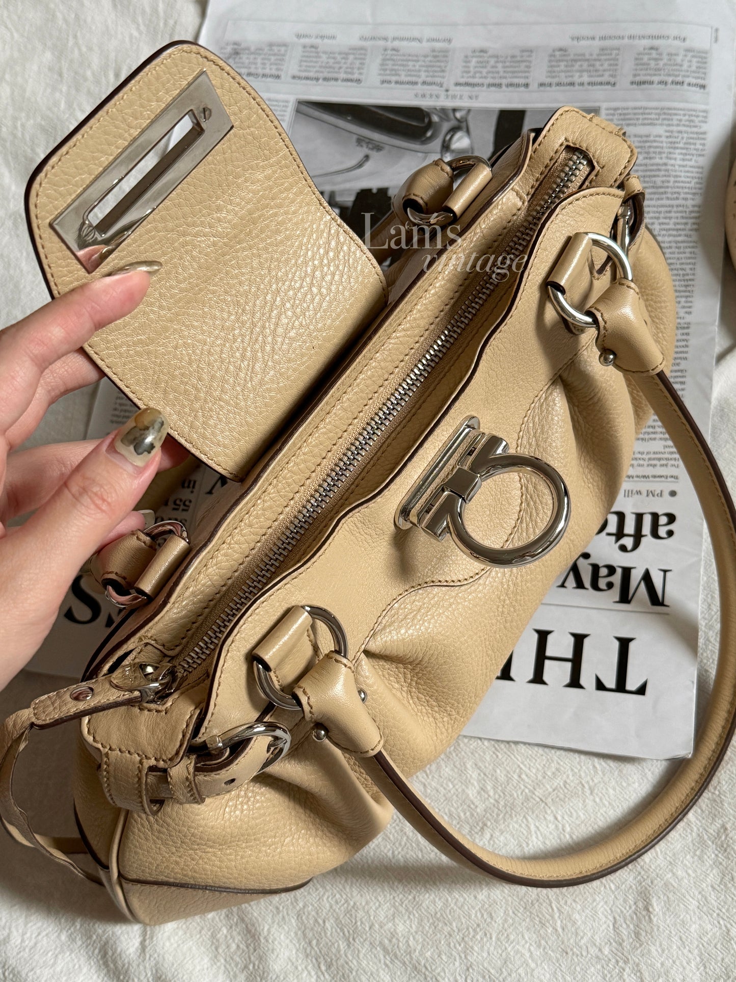 保存品!Vintage Ferragamo beige ufo bag🛸