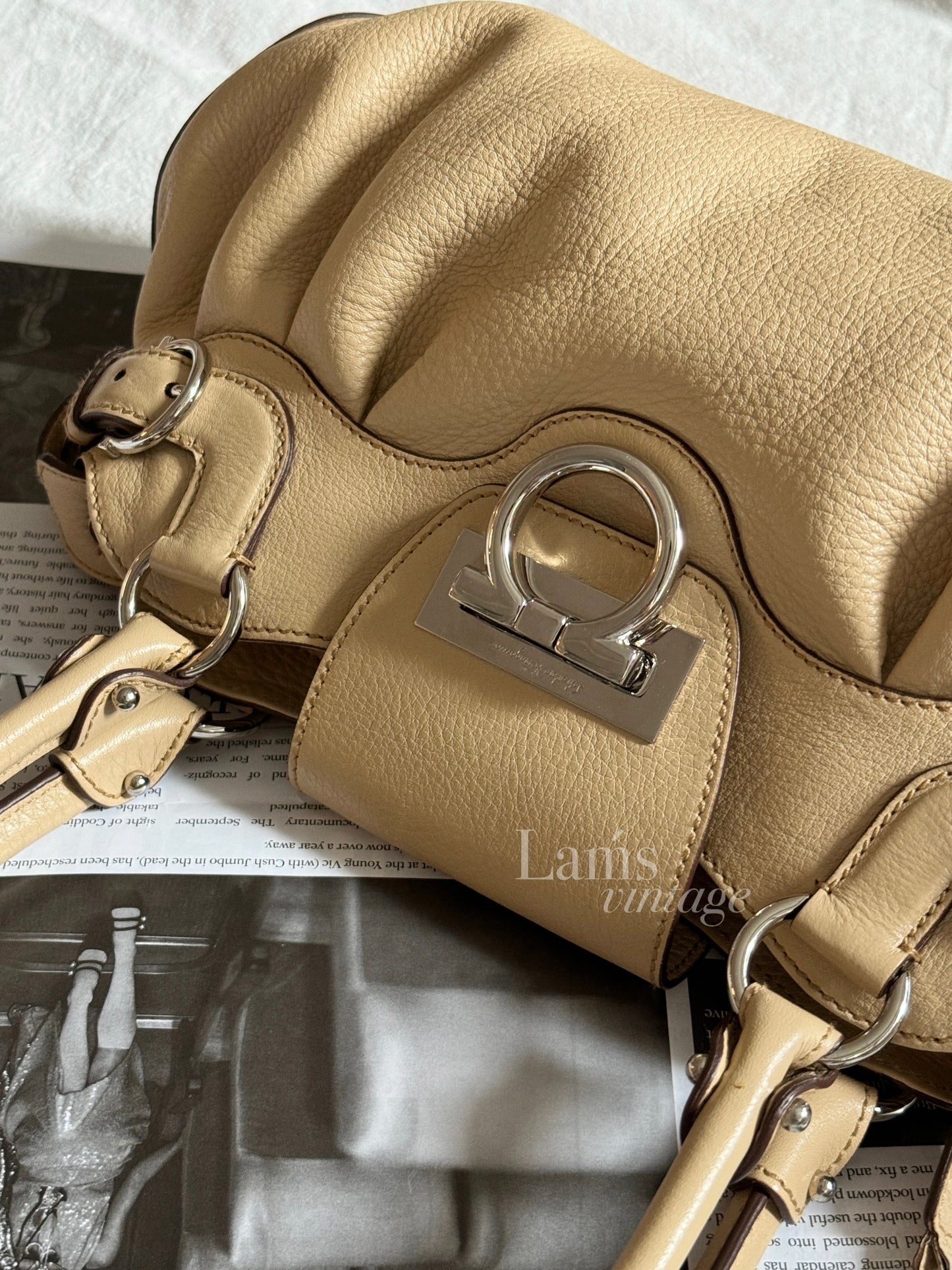 保存品!Vintage Ferragamo beige ufo bag🛸