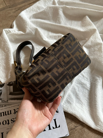 Vintage Fendi 金扣小牛角