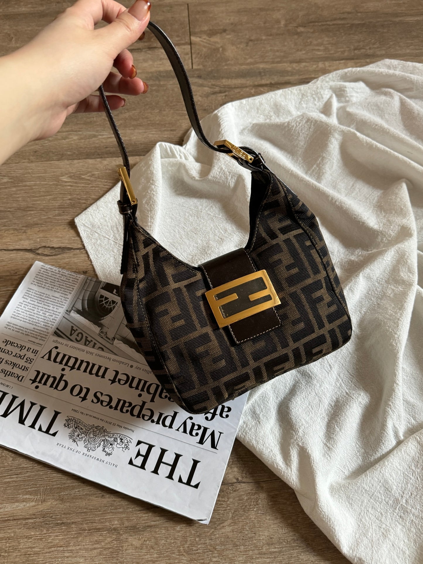 Vintage Fendi 金扣小牛角