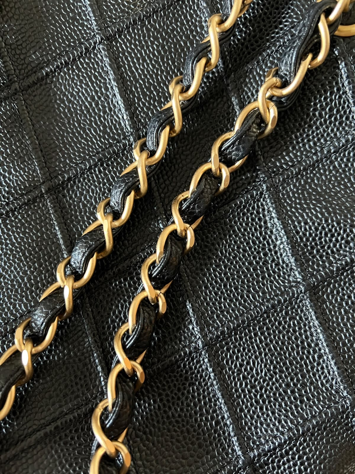 Vintage Chanel caviar calfskin tote