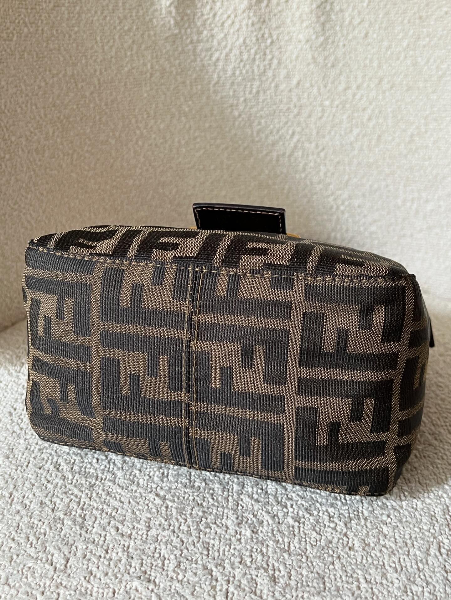 Vintage Fendi zucca 金扣小牛角包