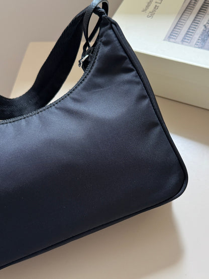 Pre-owned Prada re-edition nylon hobo🕶️