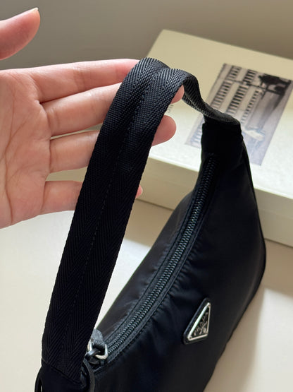 Pre-owned Prada re-edition nylon hobo🕶️