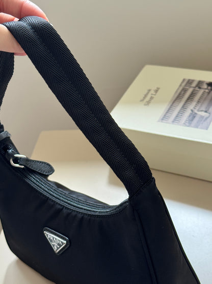 Pre-owned Prada re-edition nylon hobo🕶️