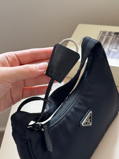 Pre-owned Prada re-edition nylon hobo🕶️