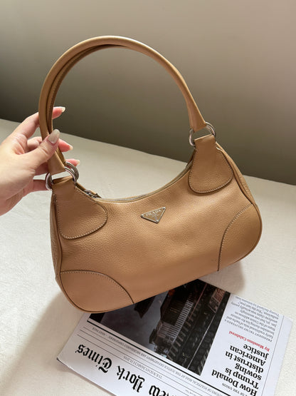 Vintage Prada beige leather hobo bag🌙