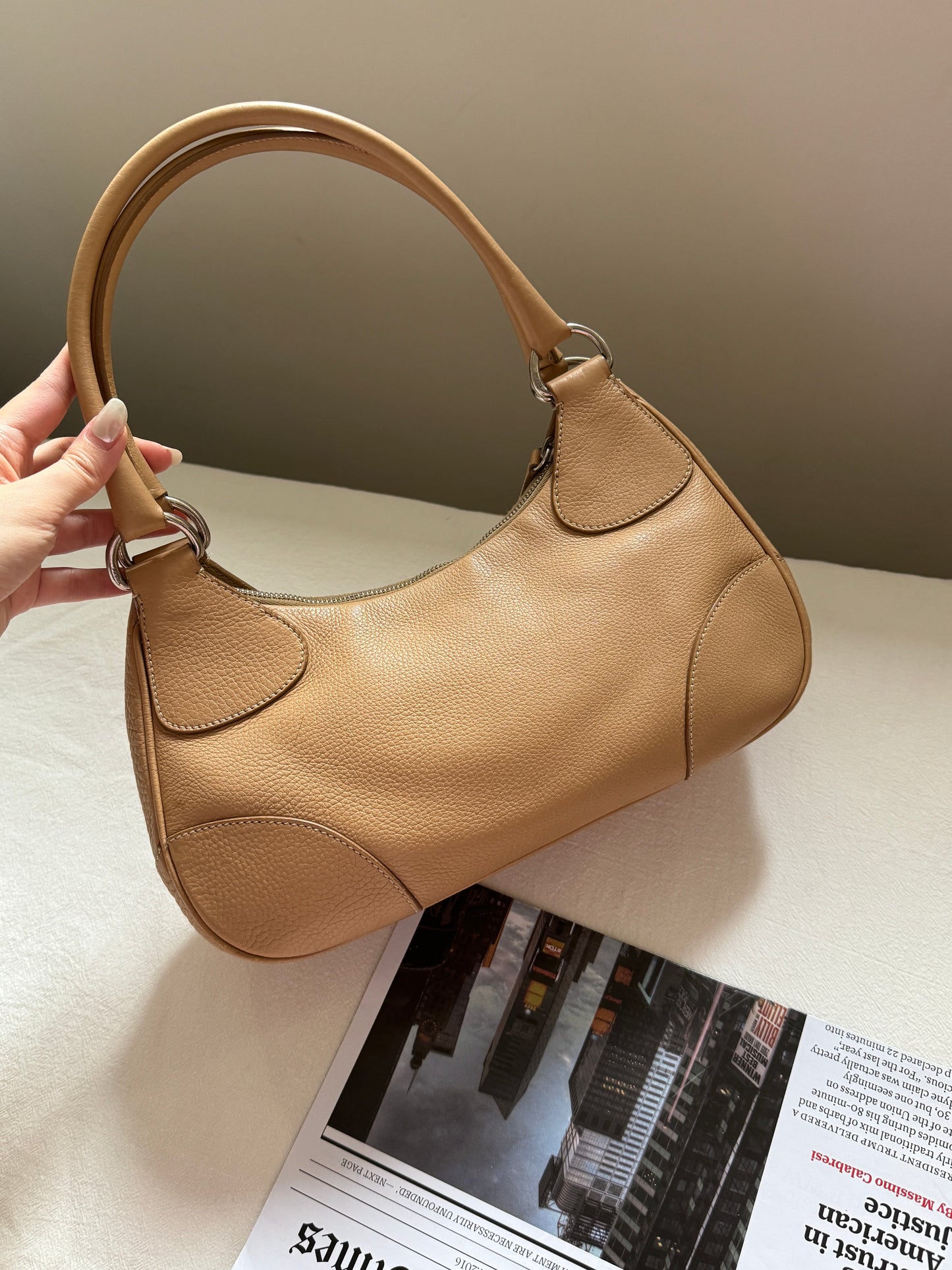 Vintage Prada beige leather hobo bag🌙