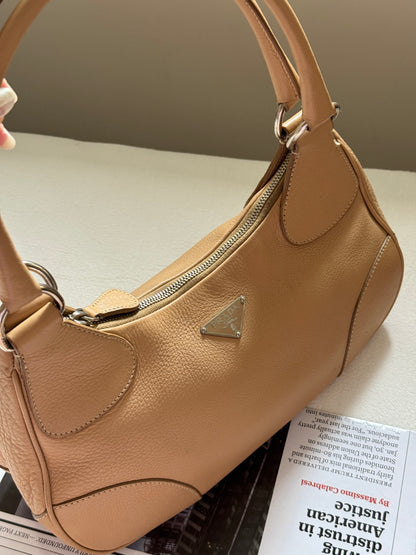 Vintage Prada beige leather hobo bag🌙