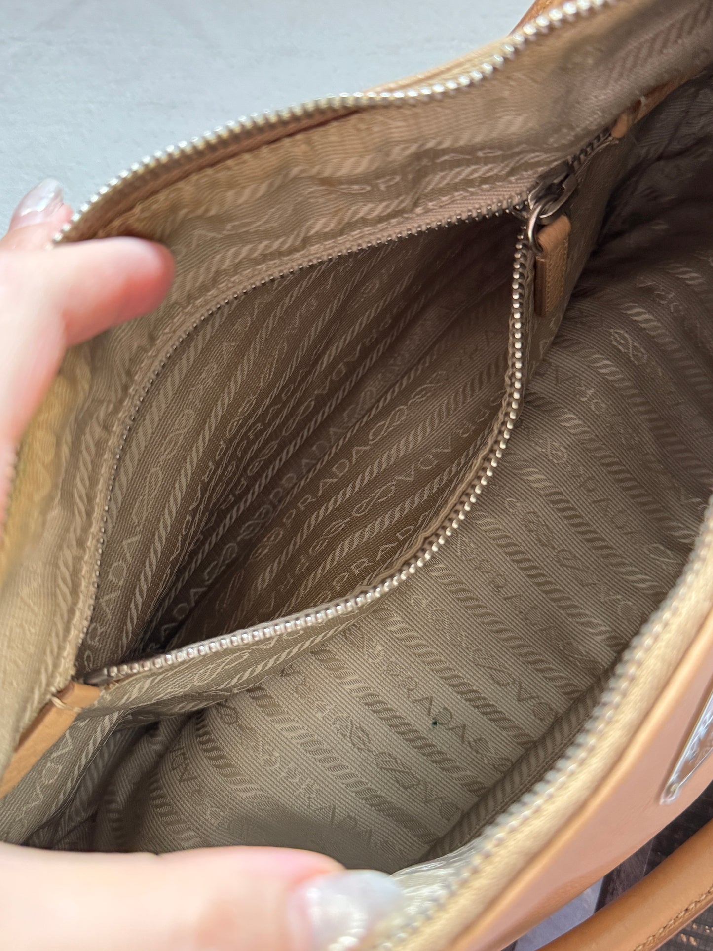 Vintage Prada beige leather hobo bag🌙