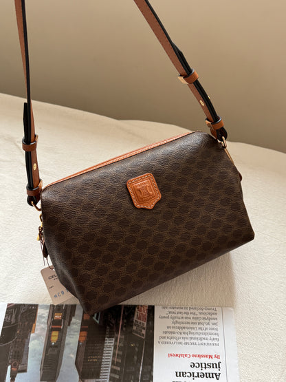 Vintage Celine macadam pouch🧸