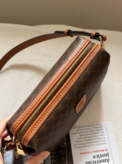 Vintage Celine macadam pouch🧸
