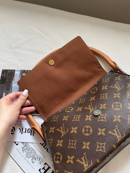 Vintage Louis Vuitton monogram looping bag🤎