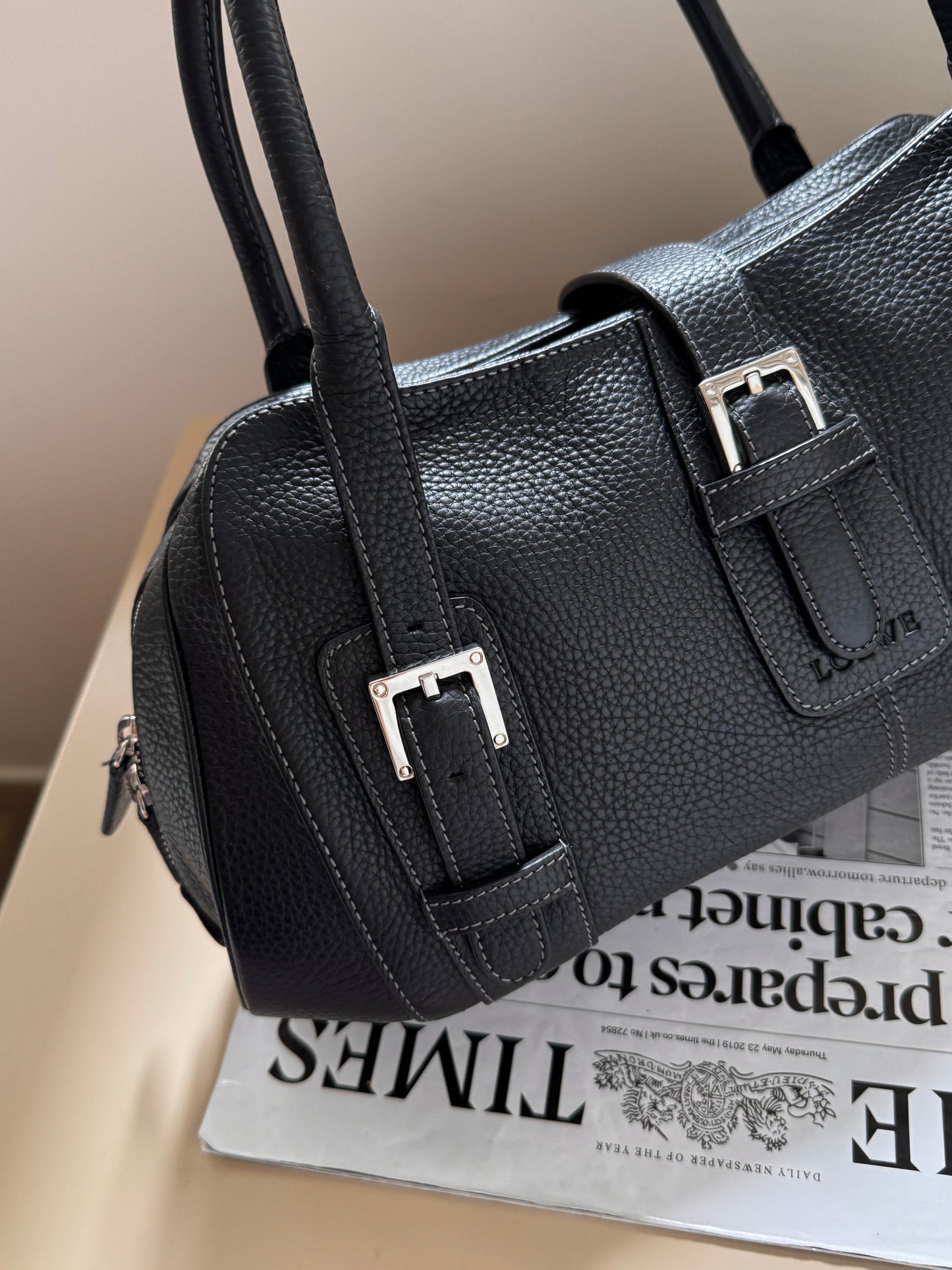 Vintage Loewe leather ufo baguette🥖