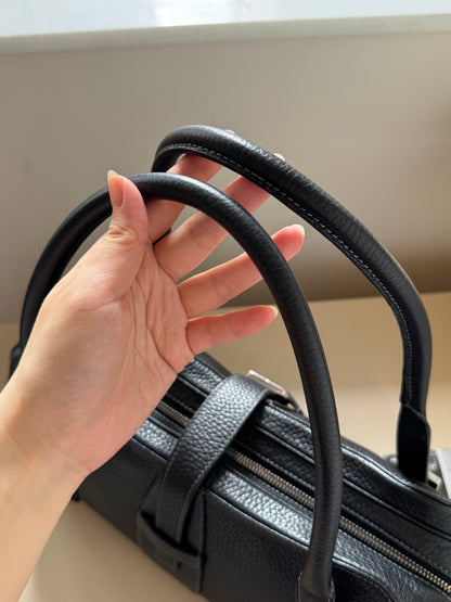 Vintage Loewe leather ufo baguette🥖
