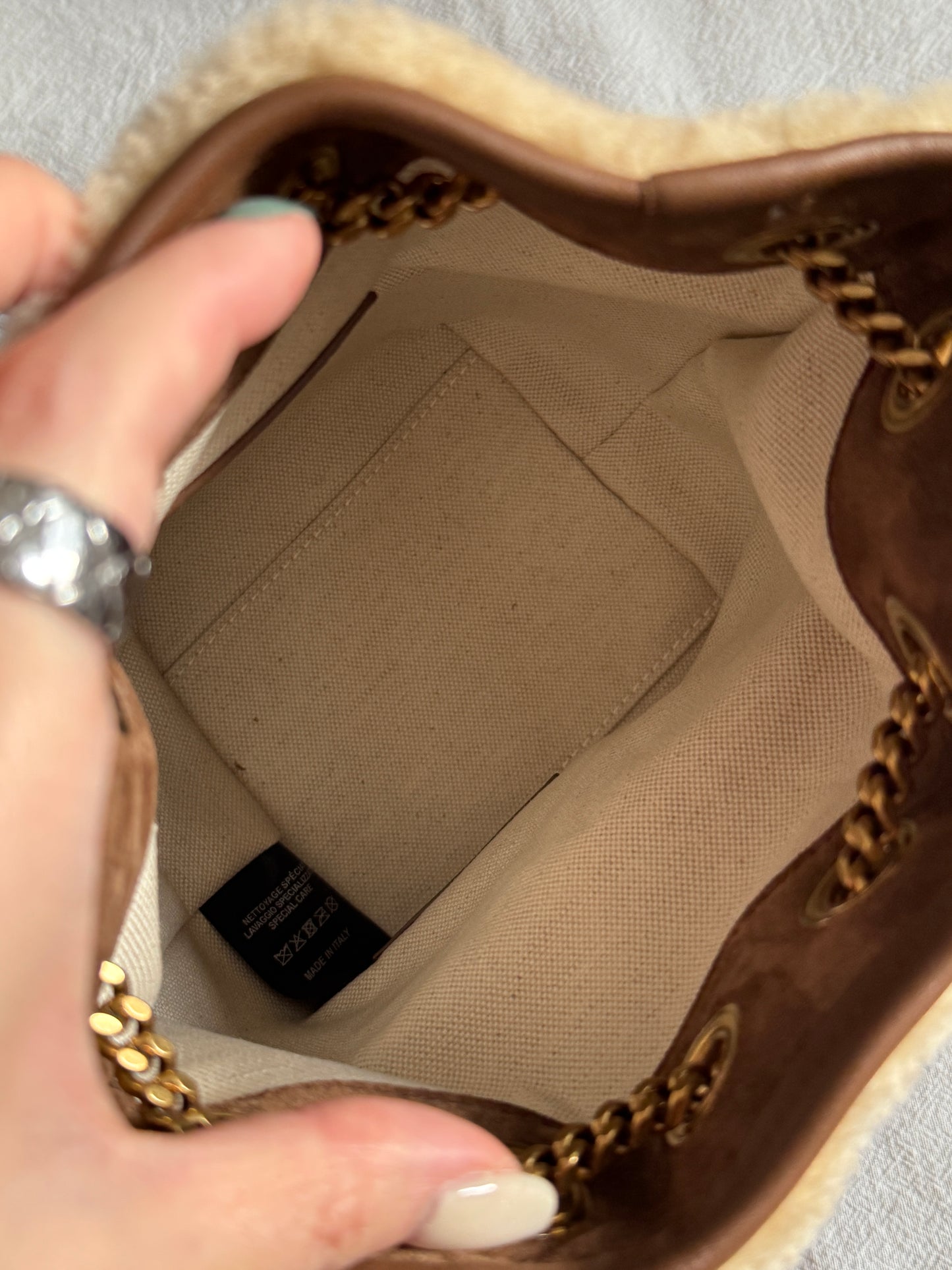 現代款全套！Saint Laurent suede mini bucket bag🧸