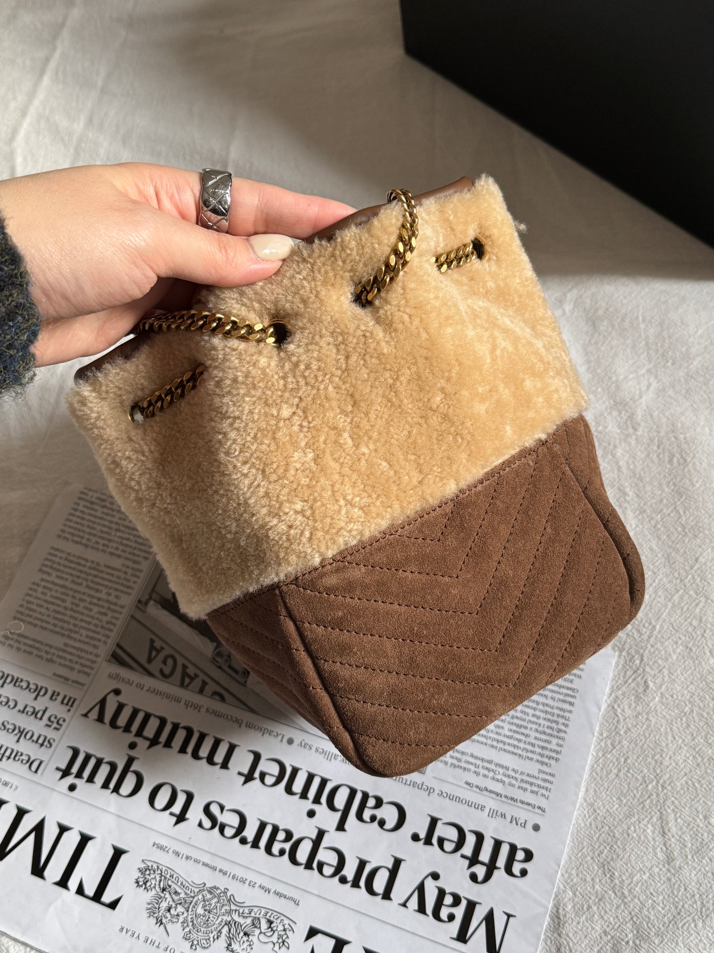 現代款全套！Saint Laurent suede mini bucket bag🧸