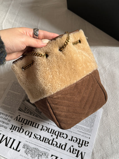 現代款全套！Saint Laurent suede mini bucket bag🧸