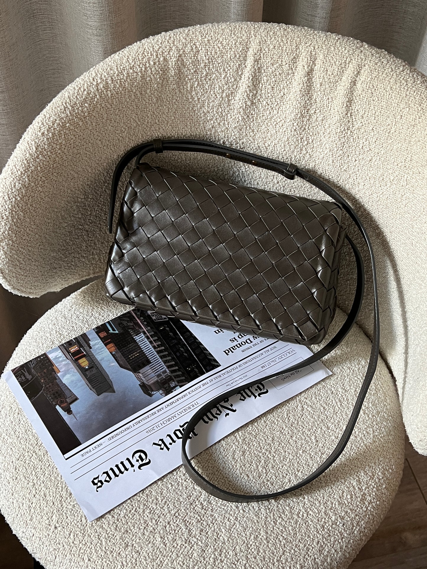 近代款Bottega Veneta 灰綠斜背包
