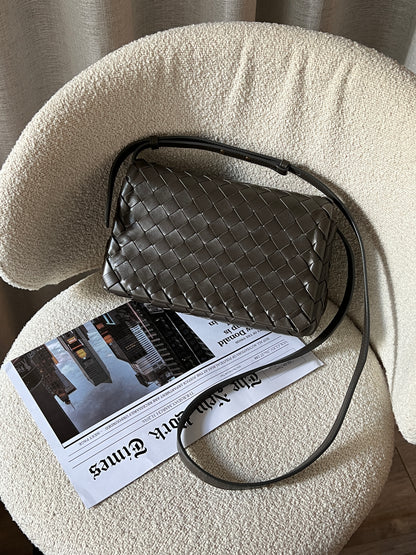 近代款Bottega Veneta 灰綠斜背包
