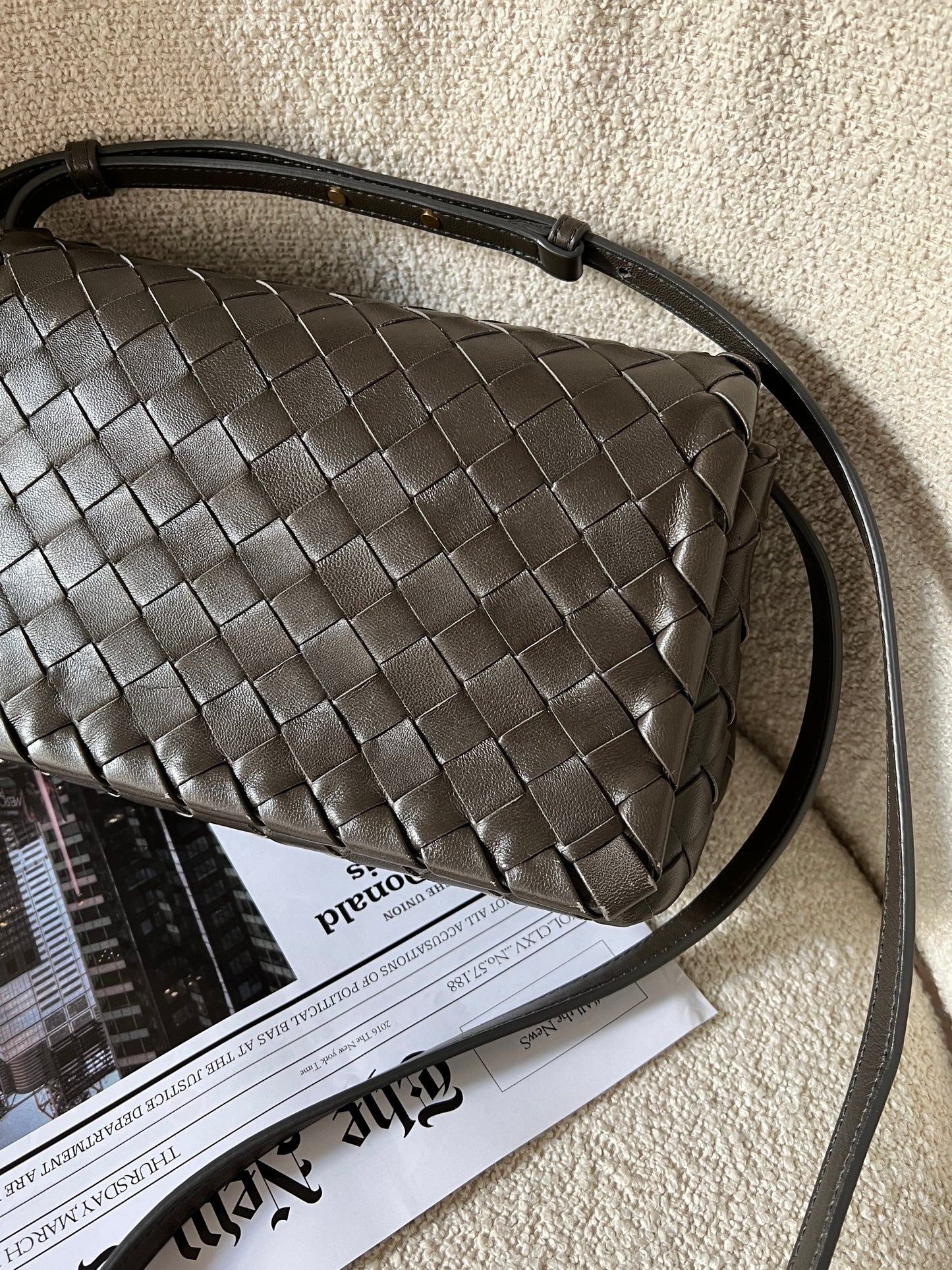 近代款Bottega Veneta 灰綠斜背包