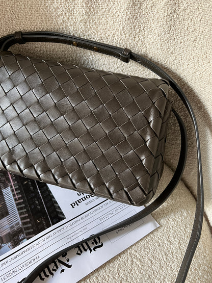 近代款Bottega Veneta 灰綠斜背包