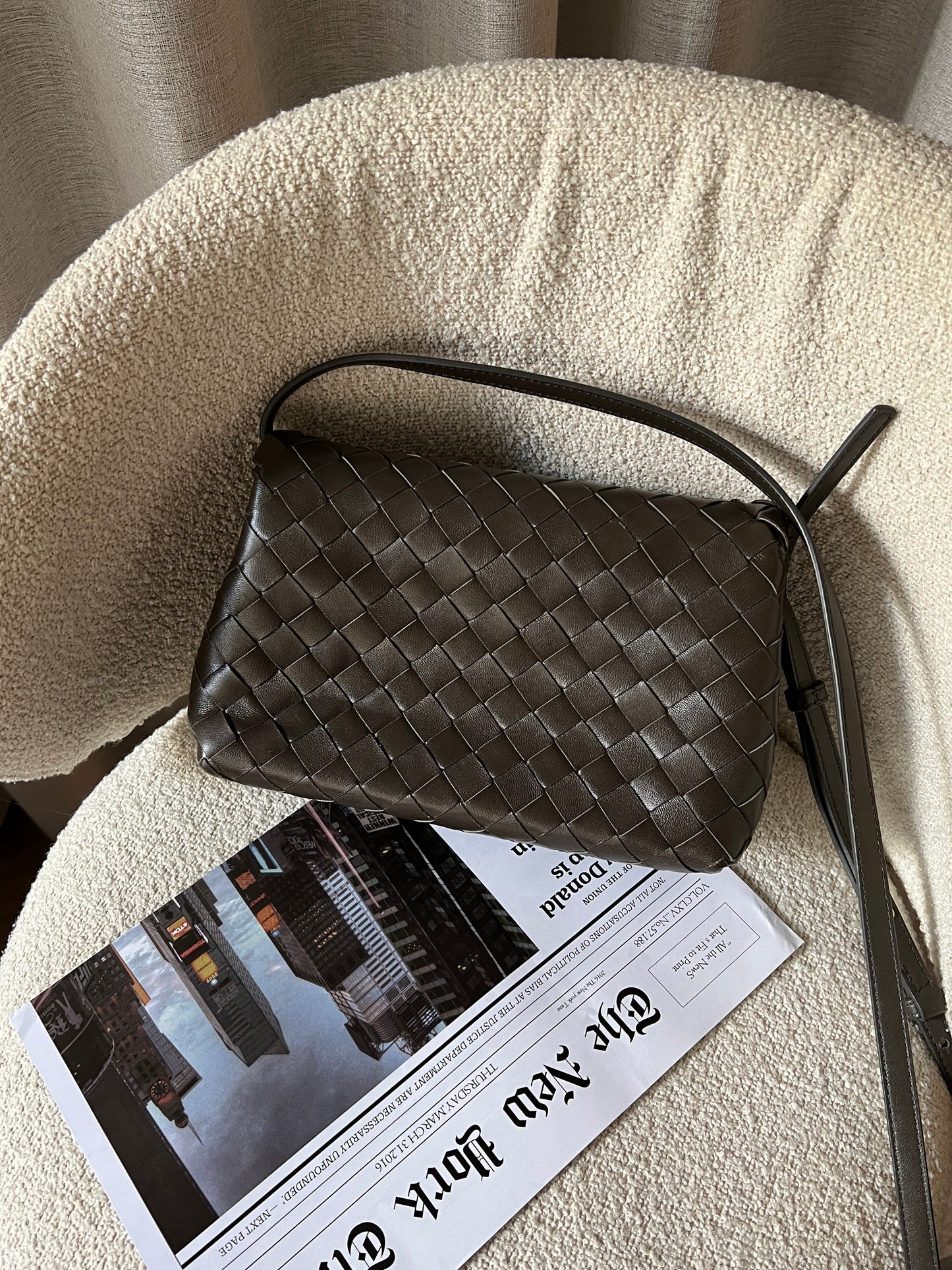 近代款Bottega Veneta 灰綠斜背包