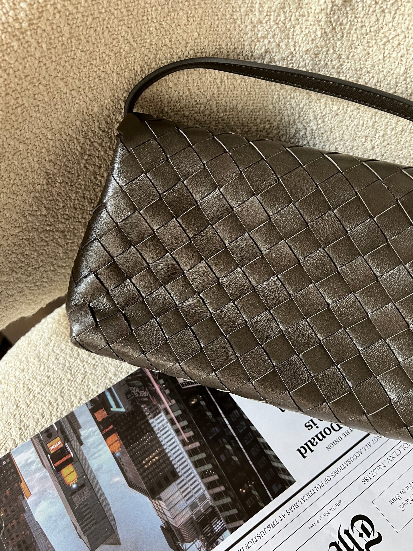 近代款Bottega Veneta 灰綠斜背包