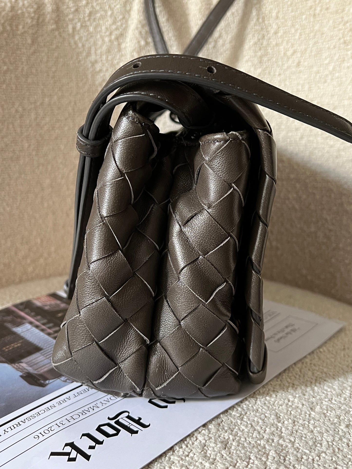 近代款Bottega Veneta 灰綠斜背包