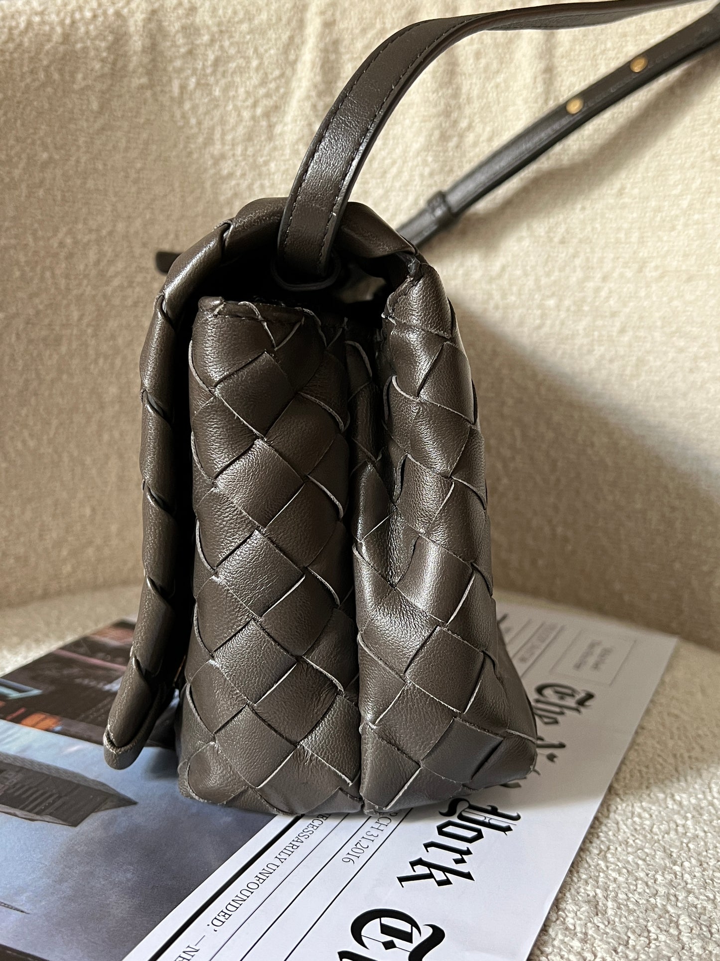 近代款Bottega Veneta 灰綠斜背包