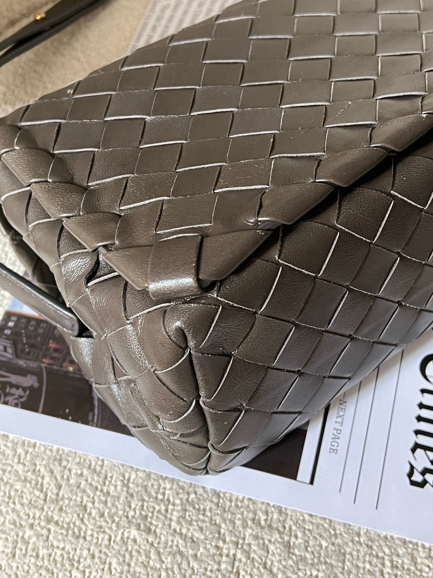 近代款Bottega Veneta 灰綠斜背包