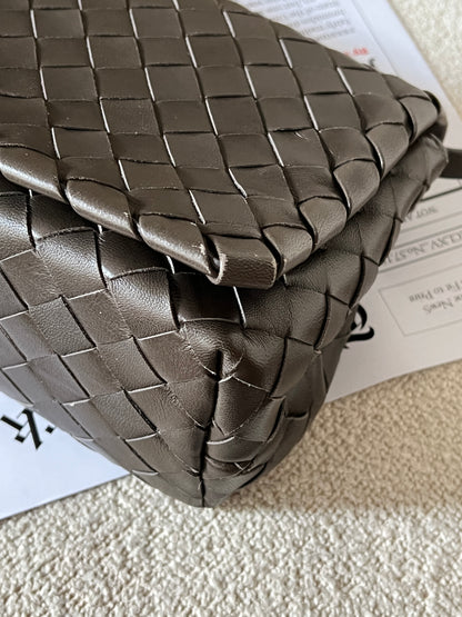 近代款Bottega Veneta 灰綠斜背包