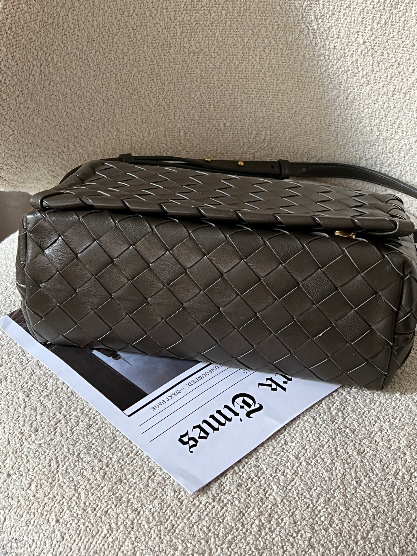 近代款Bottega Veneta 灰綠斜背包