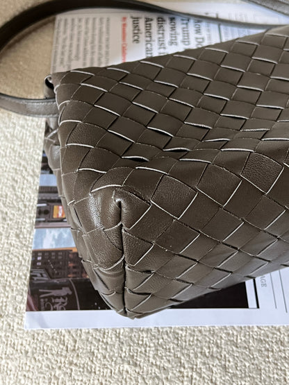 近代款Bottega Veneta 灰綠斜背包