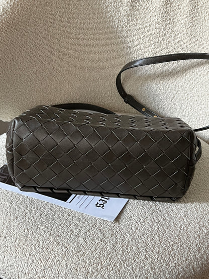 近代款Bottega Veneta 灰綠斜背包