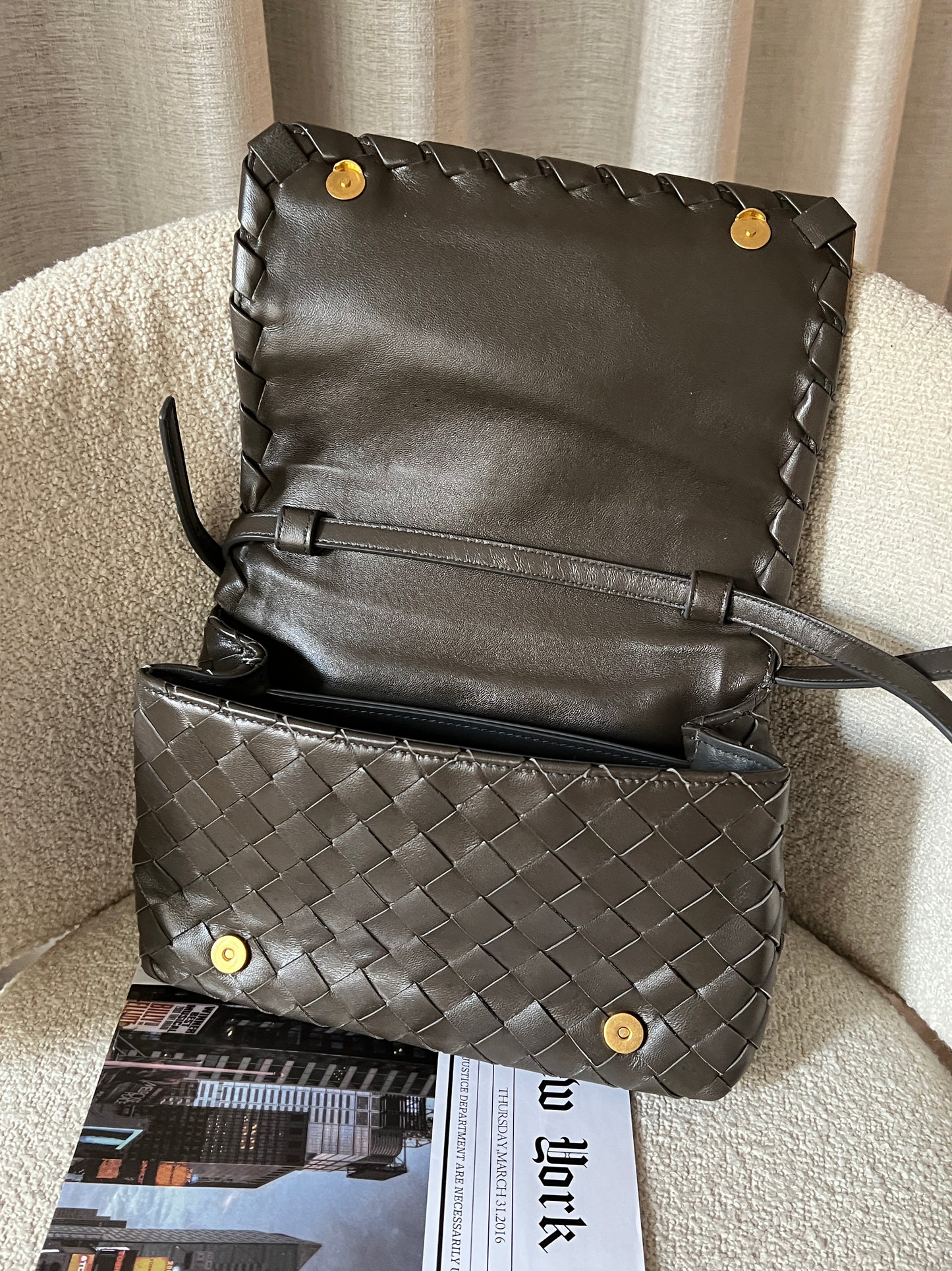 近代款Bottega Veneta 灰綠斜背包