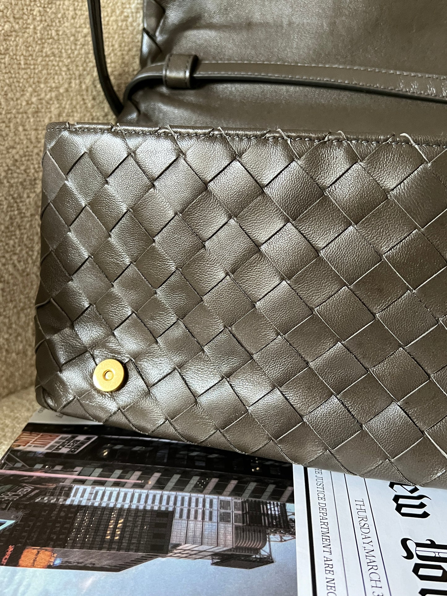 近代款Bottega Veneta 灰綠斜背包