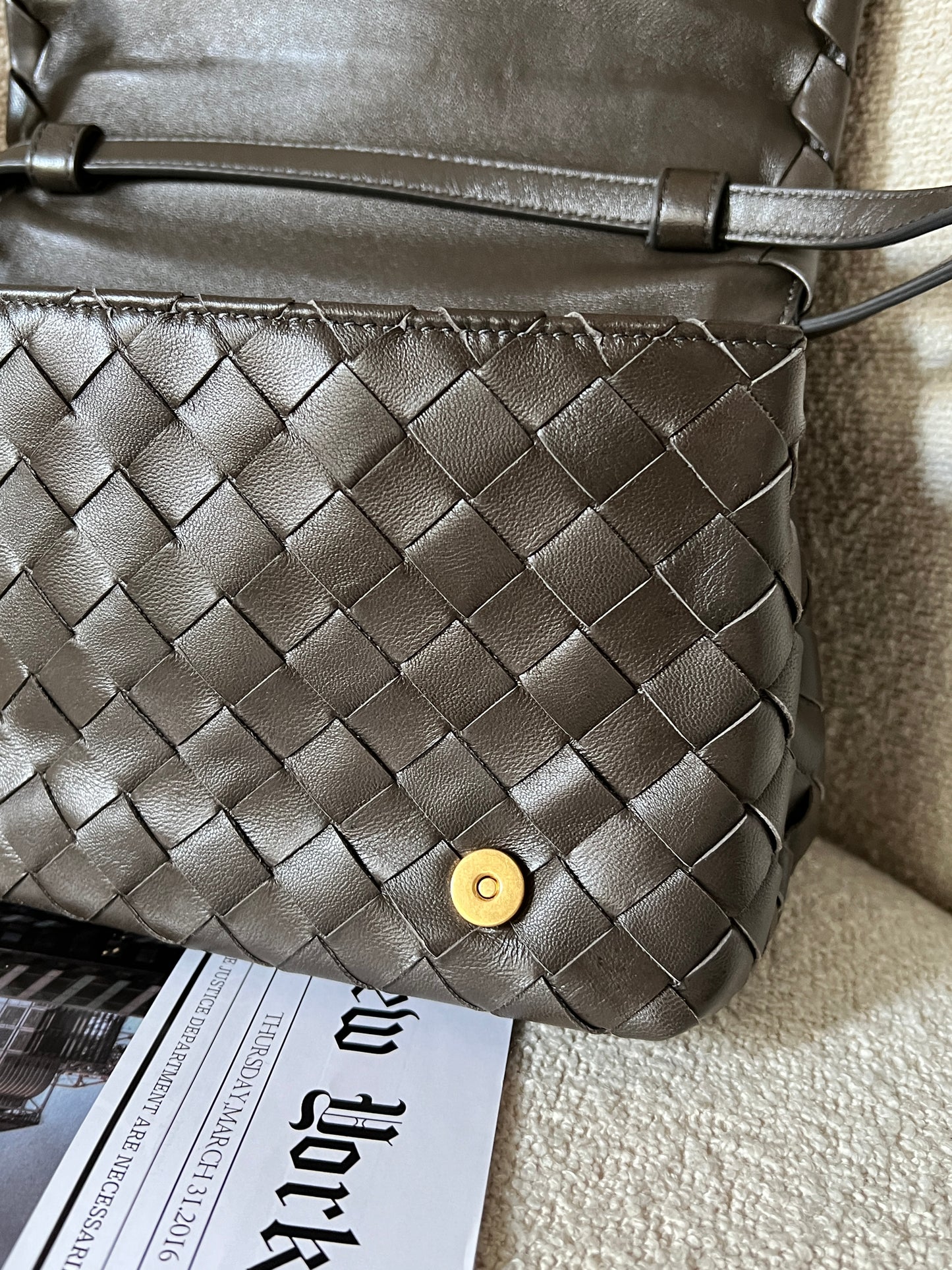 近代款Bottega Veneta 灰綠斜背包