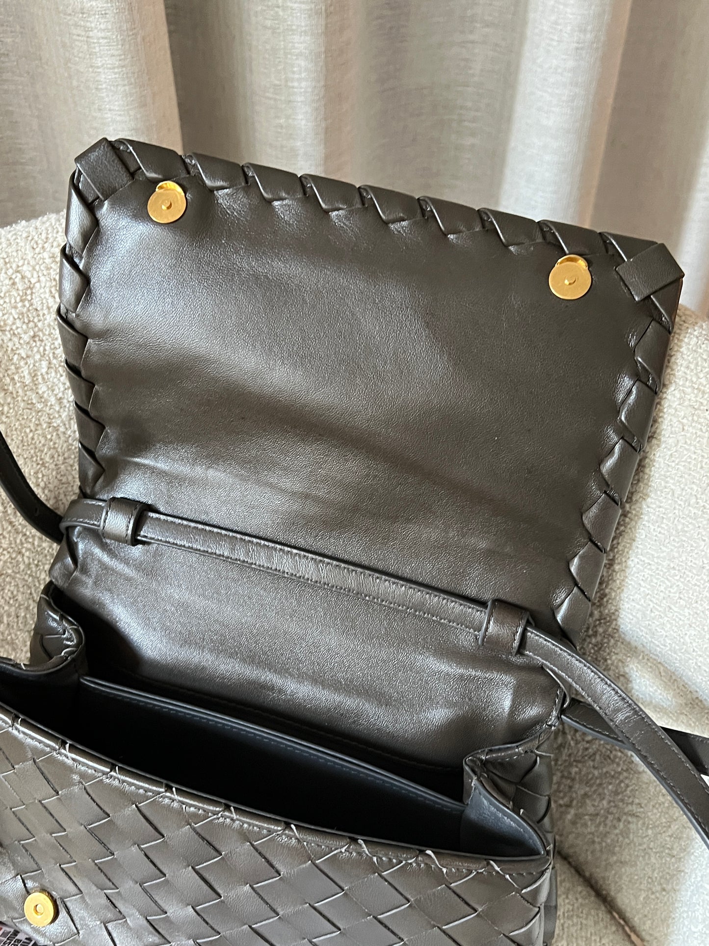 近代款Bottega Veneta 灰綠斜背包